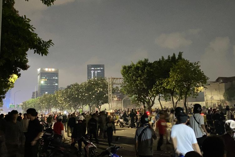Update Terkini Demo di DPR, Langit Diwarnai Petasan dan Gas Air Mata