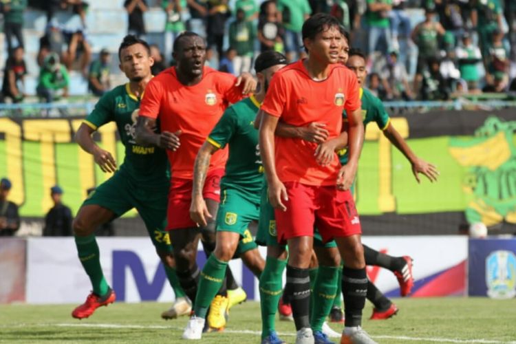 Pemain Bhayangkara FC, Adam Alis dikawal pemain Persebaya Surabaya dalam Piala Gubernur Jatim 2020