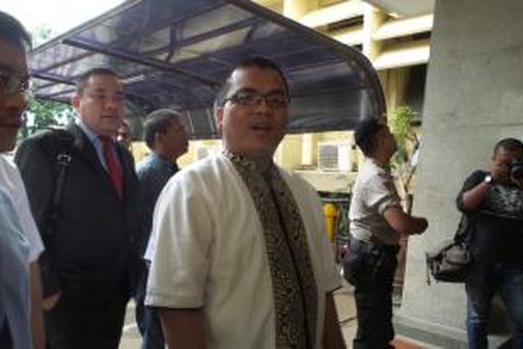 Mantan Wakil Menteri Hukum dan HAM, Denny Indrayana,saat memenuhi panggilan penyidik Bareskrim Polri, Kamis (12/3/2015).