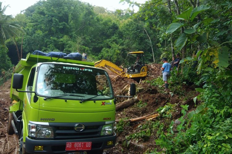 Petugas membersihkan aea longsor dari sebuah bukit di Kawasan Dusun Kedung Buweng RT 002, Wukirsari, Imogiri,  Bantul, Yogyakarta. Longsot menimbun dua orang warga, Senin (18/3/2019).