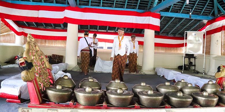 Gamelan sekaten sedang disiapkan di Bangsal Pradonggo halaman Masjid Agung Surakarta