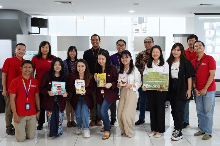 Wahana Visi Indonesia dan tim Teach for Indonesia Binus University, setelah acara serah terima buku cerita anak Tanah Papua.