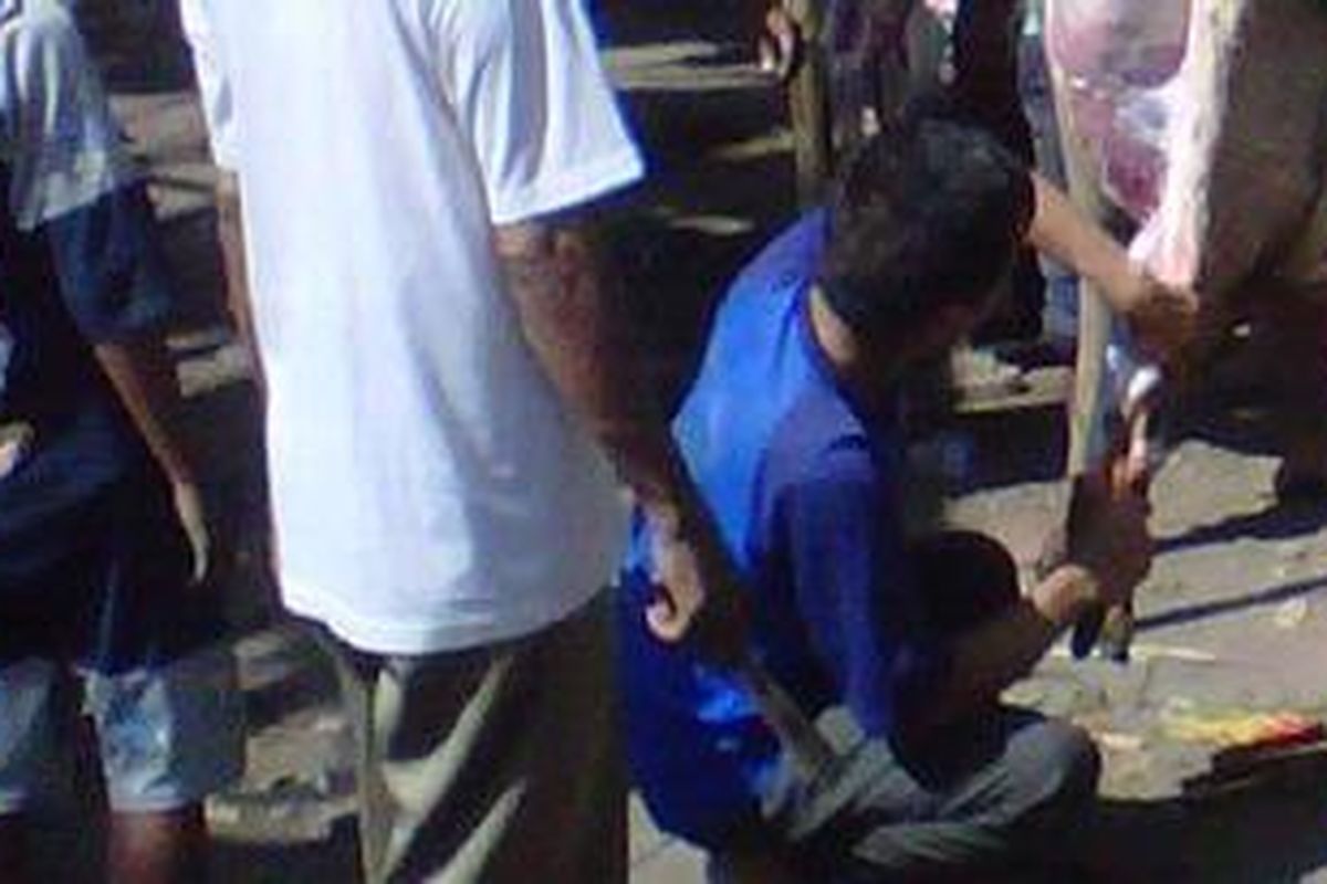 Warga menguliti hewan kurban di Desa Ngasem, Kecamatan Ngasem, Kabupaten Kediri, Jawa Timur, Jum'at (26/10/2012).