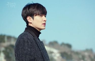 Lee Min Ho berperan sebagai Heo Joon Jae, dalam serial drama romantis Legend of the Blue Sea.