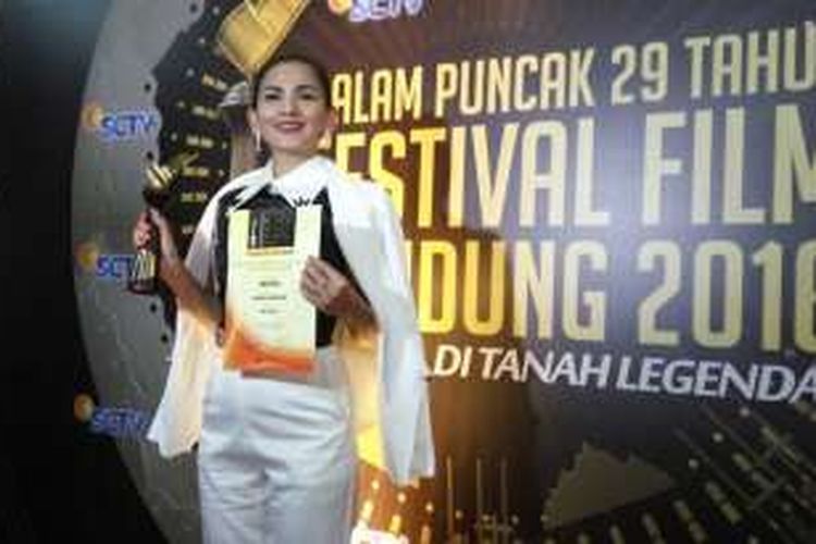 Nova Eliza berhasil meraih penghargaan pemeran pembantu wanita terpuji Festival Film Bandung (FFB) 2016, Sabtu (24/9/2016).