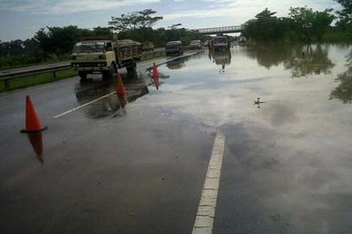 Banjir menggenangi ruas tol Jakarta-Merak di Km 50, Senin (16/1/2012).