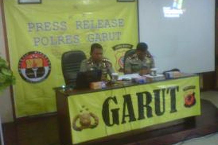 Kapolres Garut AKBP Arif Rachman (kiri) menggelar Konferensi Pers Akhir Tahun 2013 di Aula Bag Ops Mapolres Garut, Senin (30/12/2013) siang.
