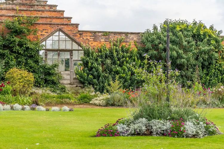 Salah satu bagian formal garden atau kebun formal di Garden House milik Ratu Elizabeth II di Sandringham yang disewakan.