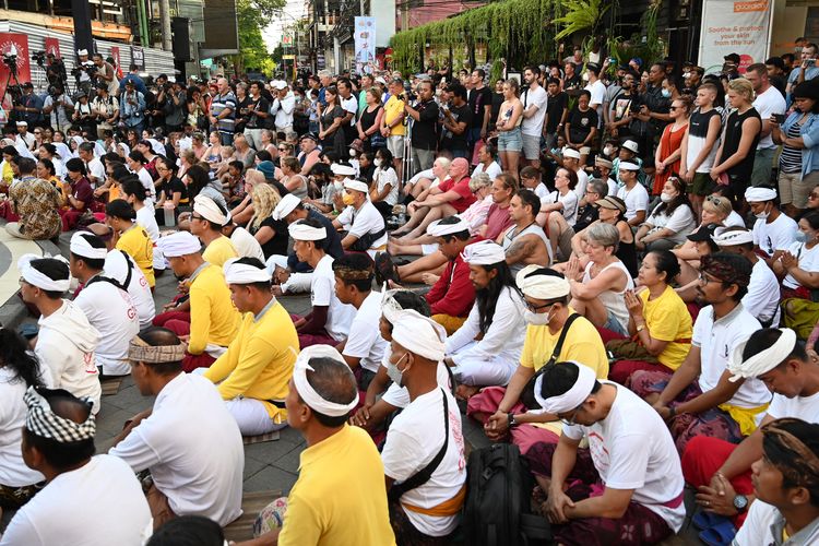 People gather for prayers at a memorial for victims killed in the 2002 Bali bombings during the 20th anniversary of the blasts that killed more than 200 people, in Kuta on the Indonesian resort island of Bali on October 12, 2022. (Photo by SONNY TUMBELAKA / AFP)