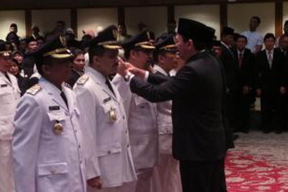 Gubernur DKI Jakarta Basuki Tjahaja Purnama melantik pimpinan tinggi pratama di lingkungan Pemprov DKI. Hari ini, Gubernur DKI Jakarta lantik ratusan pejabat eselon II, III, dan IV di lingkungan Pemprov DKI, di Balai Kota, Jumat (7/8/2015).