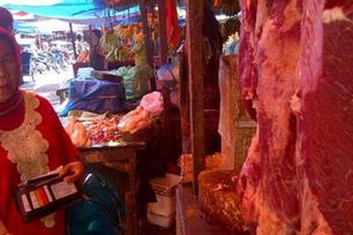 Harga daging sapi di Bandar Lampung bertahan tinggi, mencapai Rp 75.000 - Rp 80.000 per kg.