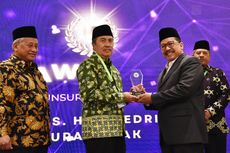 Gubri Terima Penghargaan Tokoh Wakaf Nasional Unsur Kepala Daerah dari BWI Award 2022