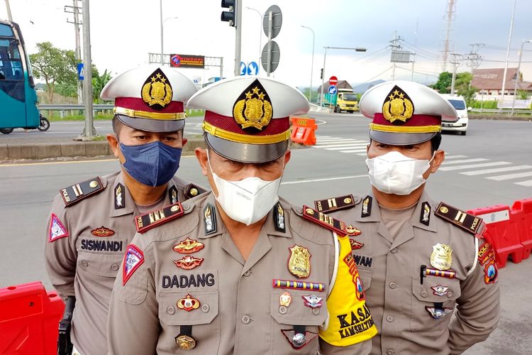 Kepala Satuan Lalu Lintas Kepolisian Resor Probolinggo AKP Dadang saat diwawancara di exit Tol Leces, Probolinggo, Jawa Timur, Kamis (28/4/2022)