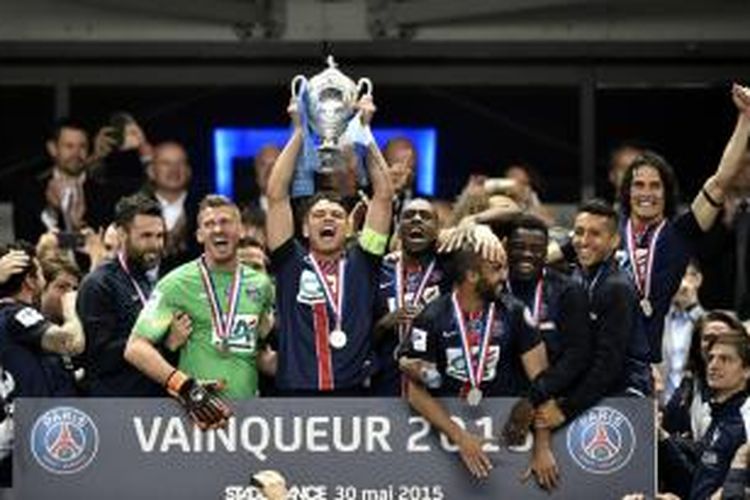 Para pemain Paris Saint-Germain (PSG) saat mengangkat trofi Piala Perancis 2014-15 seusai menaklukkan Auxerre 1-0 pada partai final di Stade de France, Sabtu (30/5/2015). 