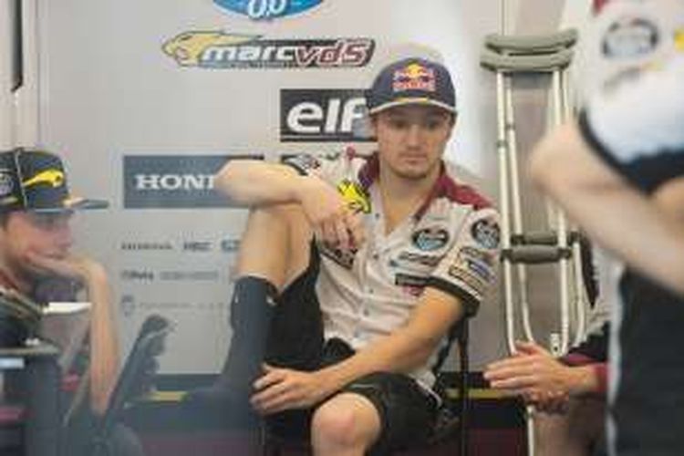 Pebalap Marc VDS asal Australia, Jack Miller, menunggu di pit saat sesi kualifikasi GP Americas di Circuit of The Americas, Austin, Sabtu (9/4/2016).