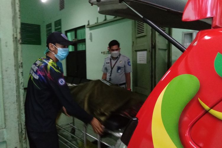Perugas kamar jenazah RSUD Cianjur memasukkan jenazah salah seorang korban dalam peristiwa laka beruntun di jalur Gekrong, Minggu (14/8/2022).