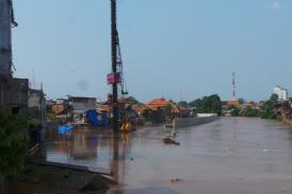 Banjir akibat luapan sungai Ciliwung kembali merendam pemukiman warga di Kampung Pulo, Jatinegara, Jakarta Timur, Senin (16/11/2015).