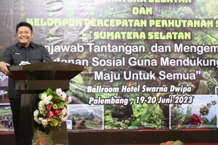 Gubernur Sumatera Selatan (Sumel) Herman Deru saat memberikan sambutan pada pembukaan talkshow dan Rapat Kerja (Raker) Himpunan Masyarakat Perhutanan Sosial (HMPS) Sumsel dan Kelompok Perhutanan Sosial (KPS) Sumsel di Hotel Swarna Dwipa Palembang, Senin (19/6/2023).