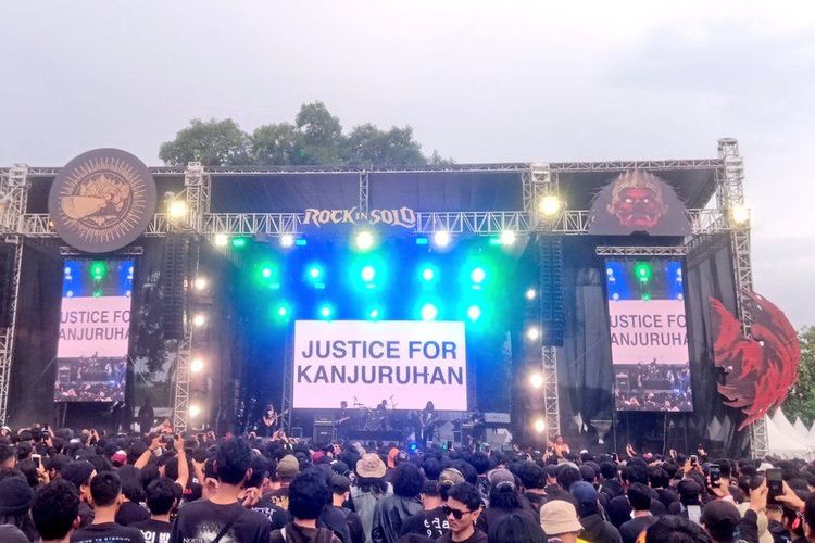 Band trash metal asal Kota Malang Dazzle mengangkat Tragedi Kanjuruhan pada penampilannya di salah satu festival musik, Rock in Solo 2023 di Benteng Vastenburg Solo, Minggu (10/12/2023) siang.