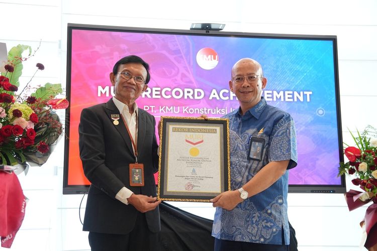 Direktur Teknik PAM JAYA, Akhmad Santika, saat menerima penghargaan dari Museum Rekor Dunia Indonesia (Muri).