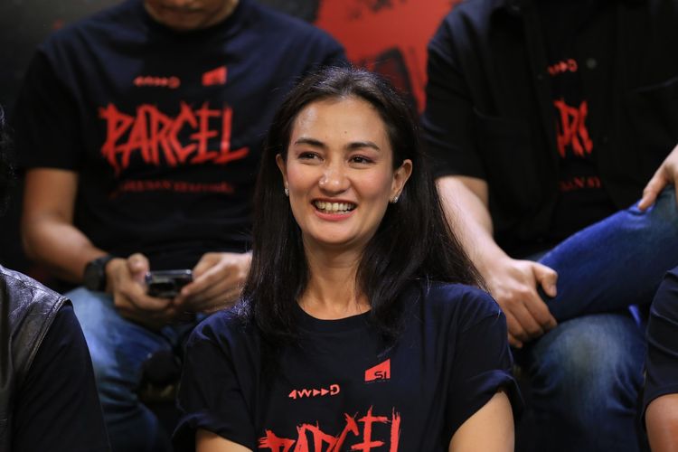 Aktris peran Atiqah Hasiholan membeberkan alasannya tertarik dalam film horor The Parcel.