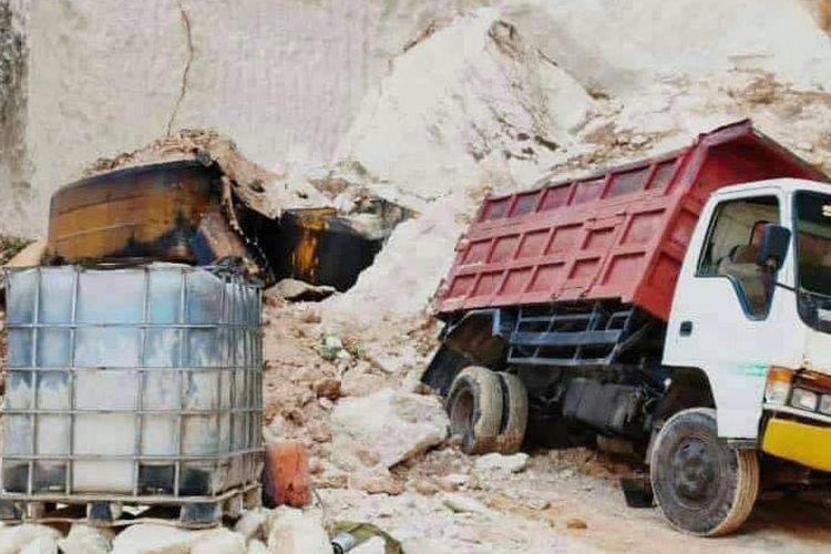 Longsor yang terjadi mengakibatkan alat berat tertimbun material galian, sementara truk yang berada di lokasi hanya tertimbun material longsor di bagian belakang, Senin (7/2/2022).