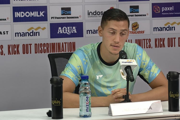 Bek Timnas Indonesia, Jay Idzes, saat bercerita kepada Media Italia, Tuttomercato Sassuolo, tentang asal-usul panggilan “Bang Jay” yang populer di Indonesia.