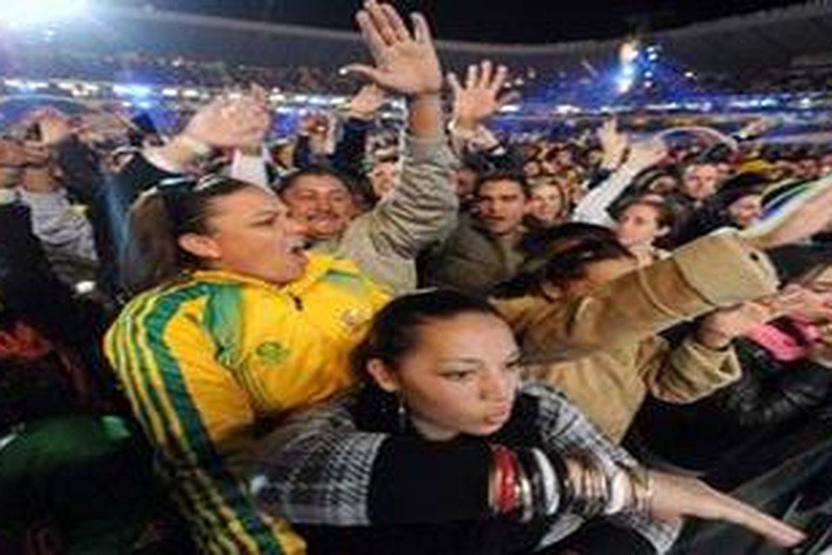 Para penonton yang menyambut hangat para penampil dalam konser yang digelar pada 10 Juni 2010 malam di Orlando Stadium, Soweto, Johannesburg, menjelang pembukaan Piala Dunia di Afrika Selatan.