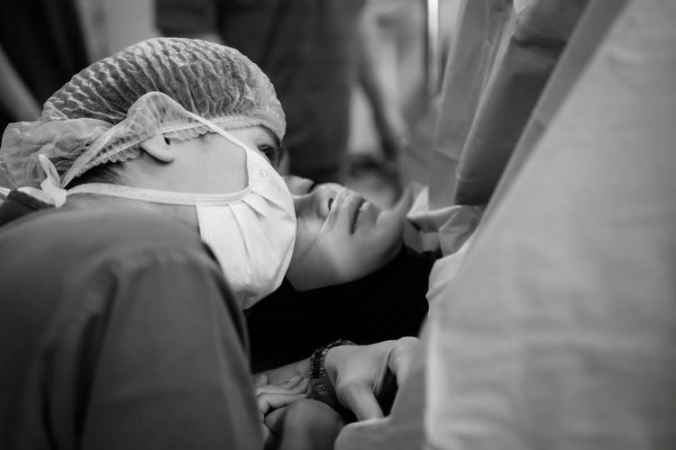 Lesti Kejora melahirkan anak ketiga didampingi Rizky Billar. Momen haru di ruang bersalin penuh dukungan dan kebahagiaan keluarga.