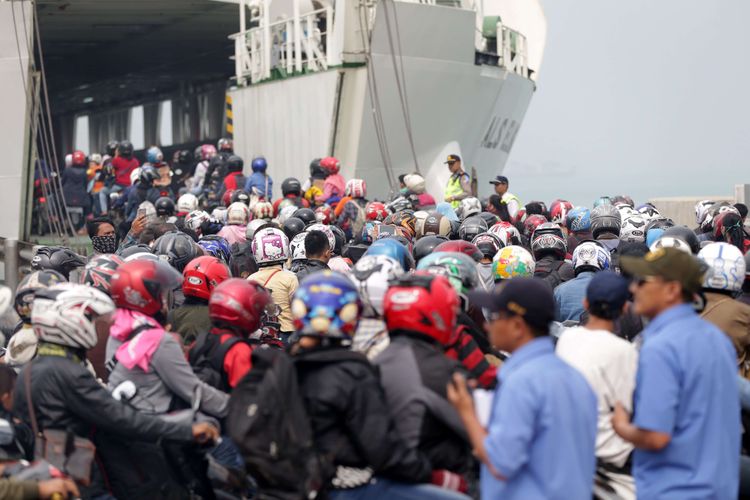 Pemudik antre menunggu masuk ke kapal Ro-Ro saat puncak arus mudik di Pelabuhan Merak, Cilegon, Banten, Jumat (23/6/2017). Pelabuhan Merak menargetkan 1.438.550 orang akan menyeberangi lintasan Merak-Bakauheni selama Lebaran tahun ini. KOMPAS IMAGES/KRISTIANTO PURNOMO
