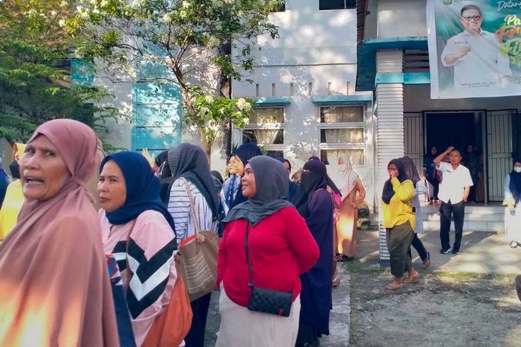 TAGIH HONOR: Ratusan kader Keluarga Berencana (KB) mendatangi kantor Badan Pemberdayaan Masyarakat Perempuan dan KB (BPMPKB), Kota Palopo, Sulawesi Selatan, Rabu (6/3/2024) sore. Mereka menagih soal honor yang belum dibayarkan.