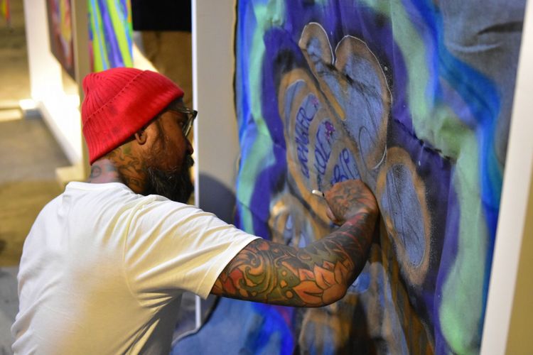 Ade Habibie dengan lukisan di atas denim