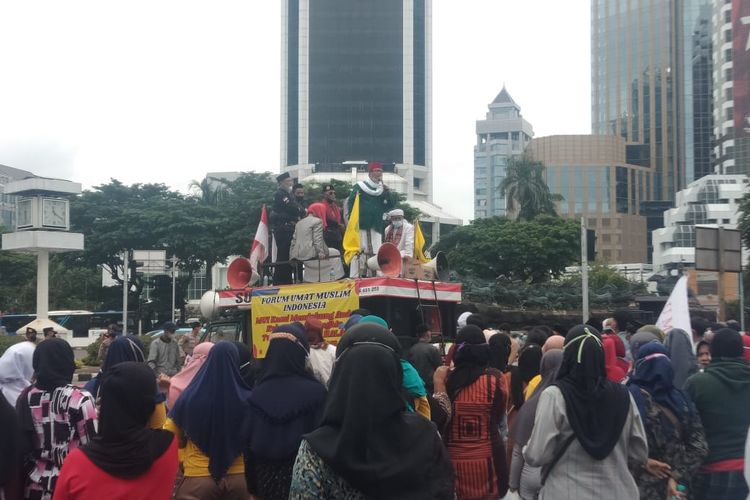 Forum Umat Islam Indonesia menggelar aksi damai di Jalan Patung Kuda Arjuna Wiwaha (Senin, 10/1/2022). Mereka menuntut pemerintahan terkait penggunaan vaksin halal