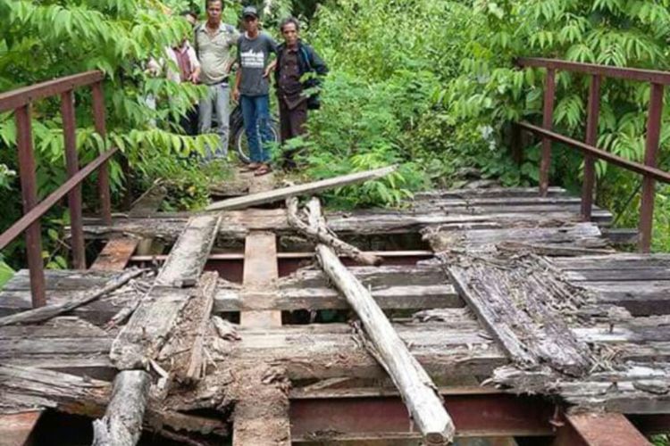 Jembatan penghubung dua dusun di Desa Lae Rambong, Kecamatan Silima Punggapungga, Kabupaten Dairi, butuh perbaikan karena jalur transportasi vital bagi warga, Selasa (25/9/2018).