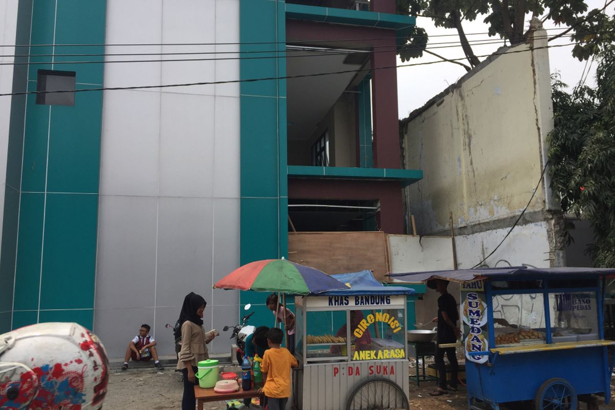 Suasana gedung SDN 04 Ciputat, Kota Tangerang Selatan, Senin (14/8/2017) siang. Gedung yang masih ada pembangunan fisik ini menjadi lokasi jatuhnya seorang bocah berumur dua tahun, A, pada Sabtu (12/8/2017) lalu.