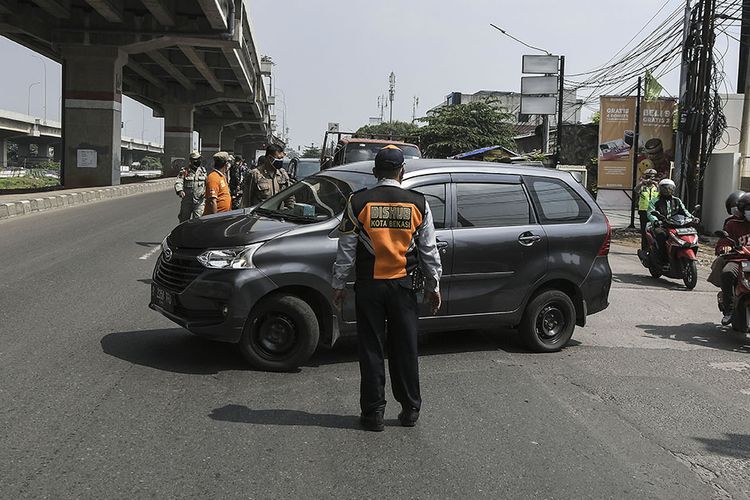 Petugas gabungan dari Dinas Perhubungan, TNI dan Polri memutarbalikkan kendaraan yang akan melintasi pos PPKM Darurat di Bekasi, Jawa Barat, Sabtu (3/7/2021). Petugas melakukan penyekatan di 63 titik wilayah di Jadetabek untuk membatasi mobilitas warga saat pemberlakuan pembatasan kegiatan masyarakat (PPKM) Darurat dari tanggal 3-20 Juli 2021 mendatang. ANTARA FOTO/ Fakhri Hermansyah/hp.