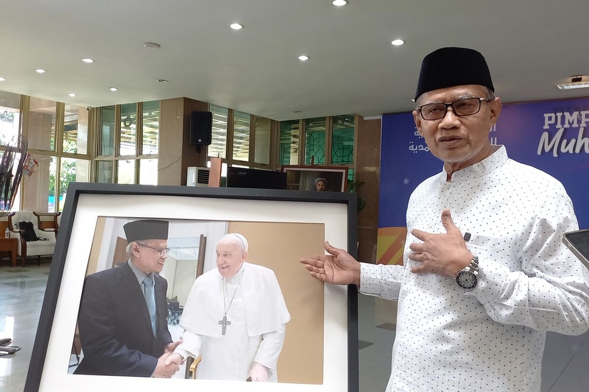 Ketum PP Muhammadiyah Haedar Nashur saat menunjukkan foto pertemuannya dengan Paus Fransiskus, Selasa (22/4/2025)