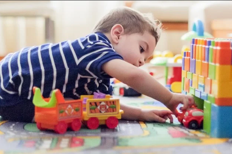 Mainan anak terbuat dari plasti berpotensi membahayakan kesehatan anak.