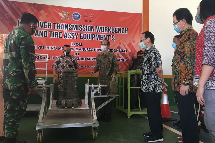 CSR Hino Indonesia melalui pemberian peralatan praktik bongkar pasang transmisi dan ban, Rabu (30/9/2020).