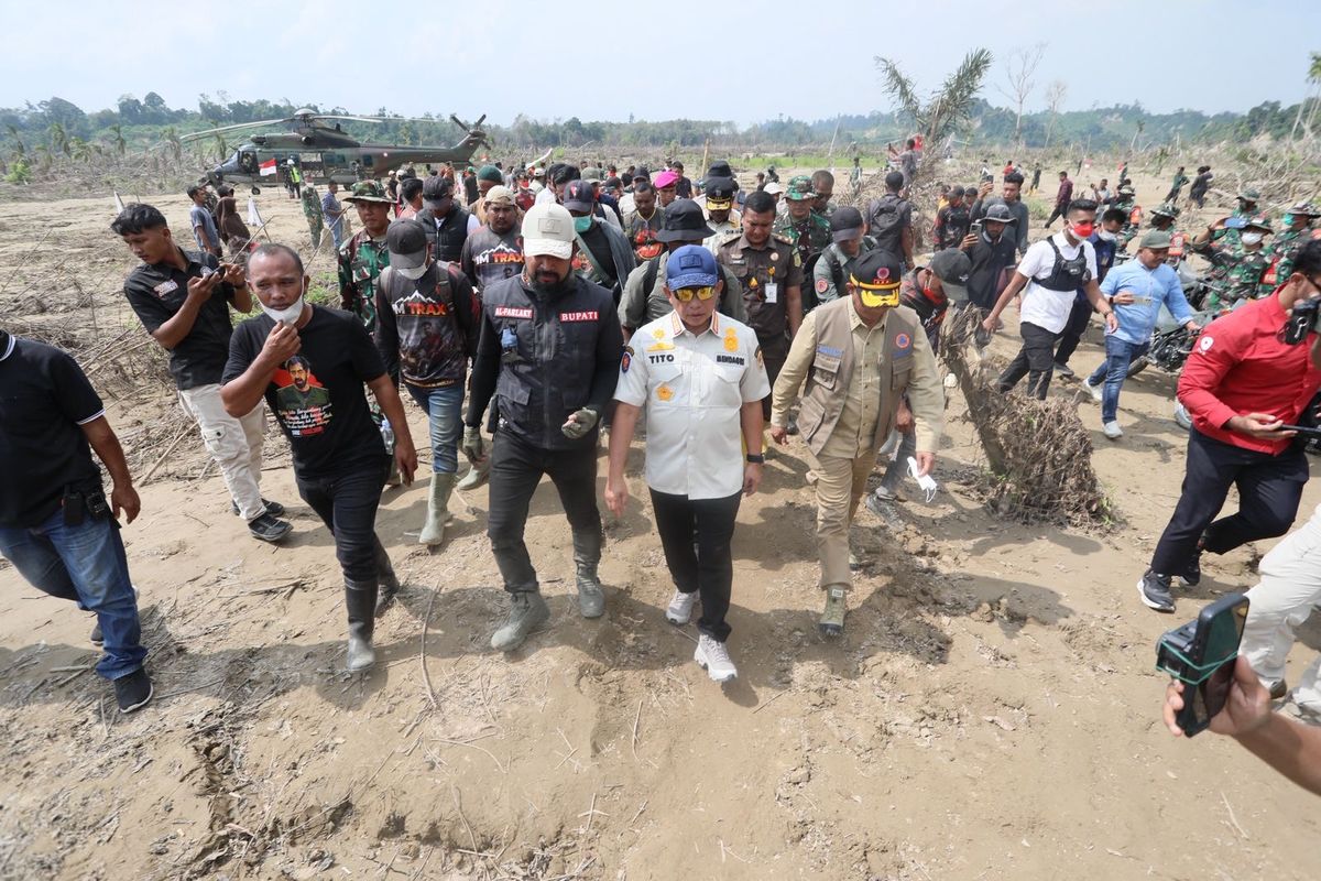Kasatgas PRR Muhammad Tito Karnavian didampingi Bupati Aceh Timur Iskandar Usman Al-Farlaky dan Kepala BNPB Suharyanto meninjau lokasi terdampak bencana di Aceh Timur, Aceh.