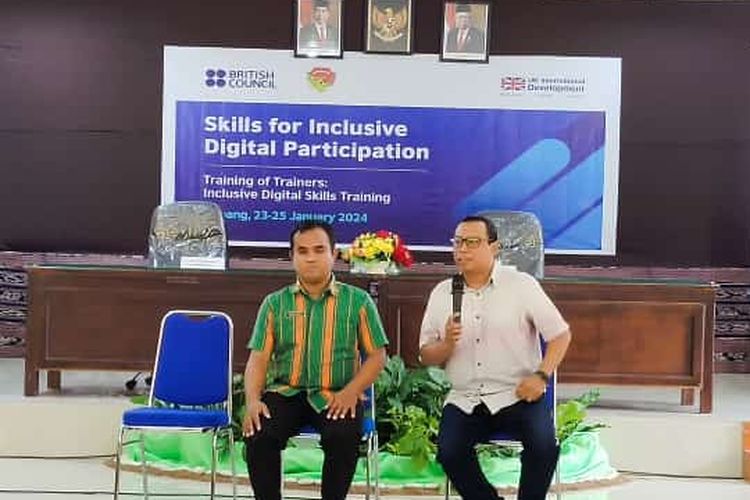 Pratama Rizki Jusufi Lodong (kiri) sebagai Community Level Trainer dan Dany Wetangterah (kanan) sebagai Expert Level Trainer dalam program Skills for Inclusive Digital Participation yang digelar oleh British Council dan Diskominfo NTT di Kupang, 23-25 Januari 2024.