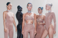 Gandeng Swarovski, Kim Kardashian Bikin Bodysuit Bertabur Berlian