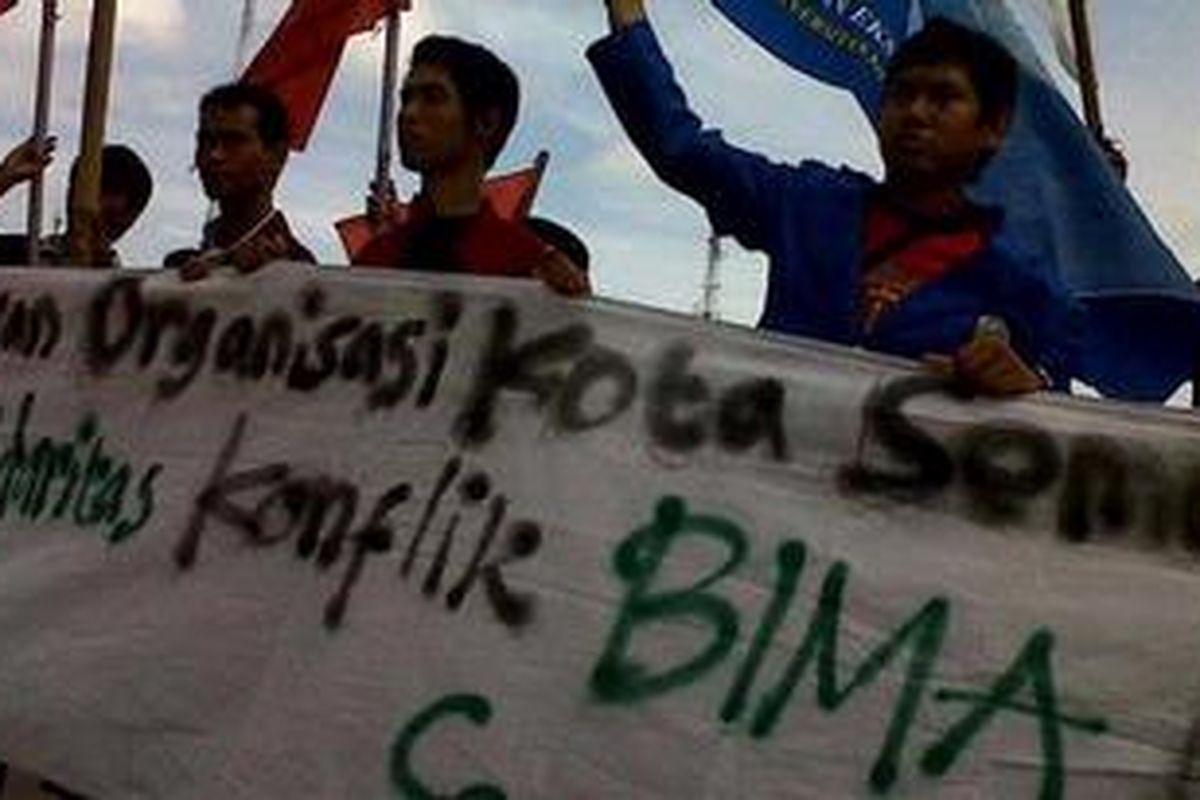 Aksi solidaritas mahasiswa yang tergabung dalam Gerakan Mahasiswa Kota Semarang atas kasus kekerasan di Bima, Nusa Tenggara Barat. Mahasiswa mendatangi Kantor Polda Jawa Tengah, Kamis (29/12/2011).