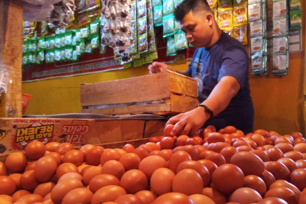 Seorang pedagang telur di Pasar Muka Cianjur, Jawa Barat, sedang menata barang dagangannya tersebut yang harganya melonjak drastis dari Rp 22.000 per kilogram menjadi Rp 31.000/kg.