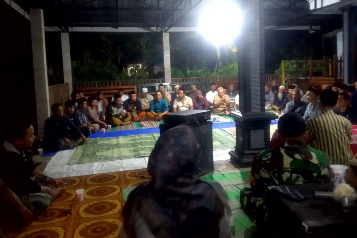 Pertemuan warga Dusun Jajagan dengan camat Kesamben, kepala desa Jugo, perwakilan pabrik gula PT RMI, dan perwakilan Dinas PUPR Kabupaten Blitar di rumah Kepala Dusun Jajagan, Rabu (12/2/2025) malam.