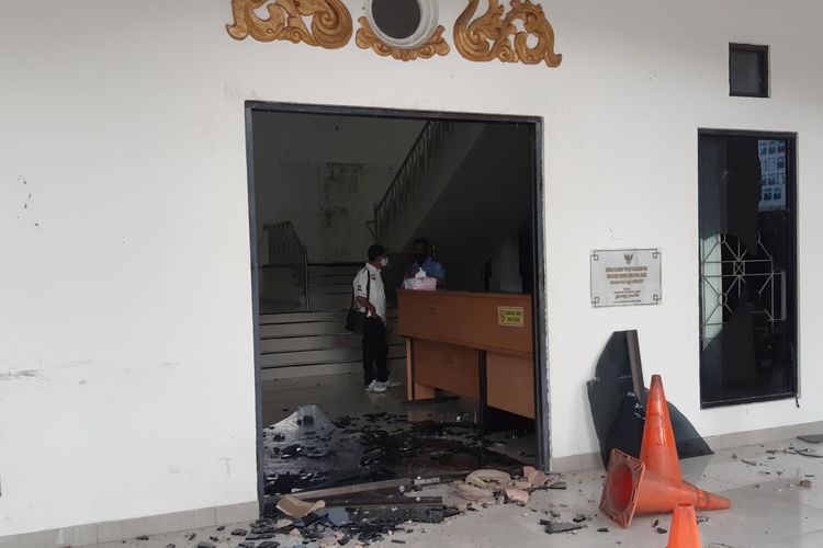 Pintu depan kantor DPRD Kota Jambi hancur dilempar batu oleh sekelompok anak usia sekolah, pada Rabu (7/10/2020).