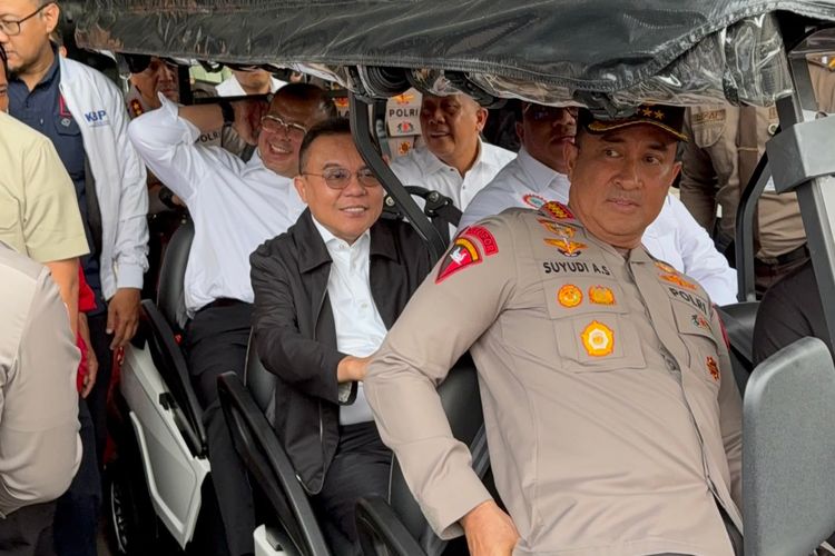 Demonstran Koalisi Besar Buruh Nyanyi “Komandan Dasco” di Depan DPR