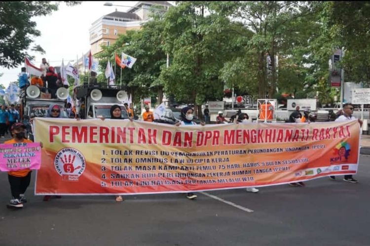 Aksi demo buruh Jateng di Jalan Pahlawan Semarang, Rabu (15/6/2022)
