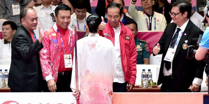 Presiden Joko Widodo menyaksikan langsung aksi atlet wushu andalan Indonesia Lindswell Kwok meraih emas dalam pertandingan di venue wushu Hall B, Jakarta International Expo (JIEXPO) Kemayoran, Jakarta,&nbsp; Senin (20/8/2018) pukul 09.00 WIB.