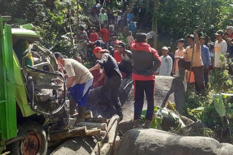 Relawan mengevakuasi truk yang terjun ke jurang setelah terkana longsoran baru besar Dusun Plipiran, Desa Limbangan, Kecamatan Madukara, Kabupaten Banjarnegara, Jawa Tengah, Rabu (13/4/2022).